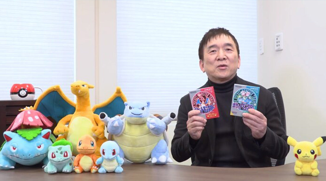 Fotoo van bedenker en CEO van The Pokémon Company, Tsunekazu Ishihara samen met Pokemon knuffels
