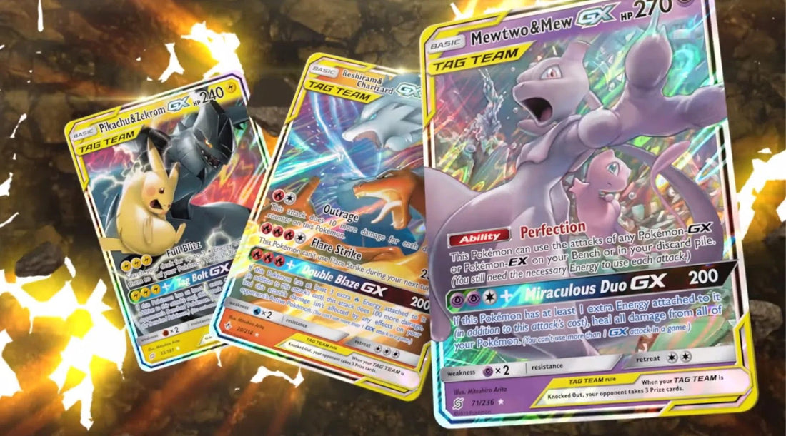 Afbeelding van 3 verschillende pokemon kaarten, waaron Pickachu en Mewtwo