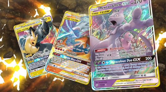 Afbeelding van 3 verschillende pokemon kaarten, waaron Pickachu en Mewtwo