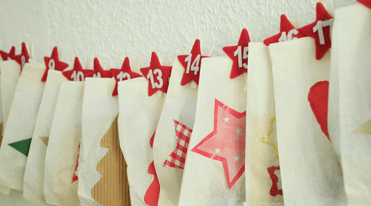 Klassieke adventskalender aan de muur met genummerde zakjes