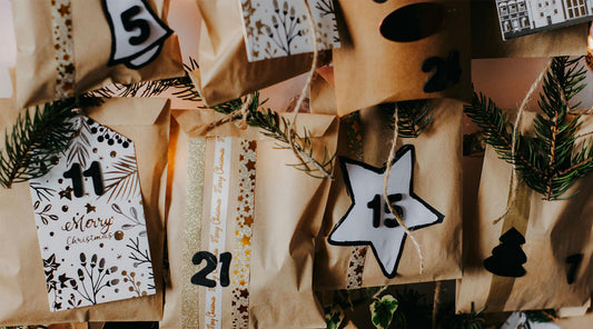 Kleine stoffen zakjes en decoraties van een adventskalender
